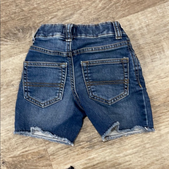 Oshkosh boys shorts - Picture 2 of 2